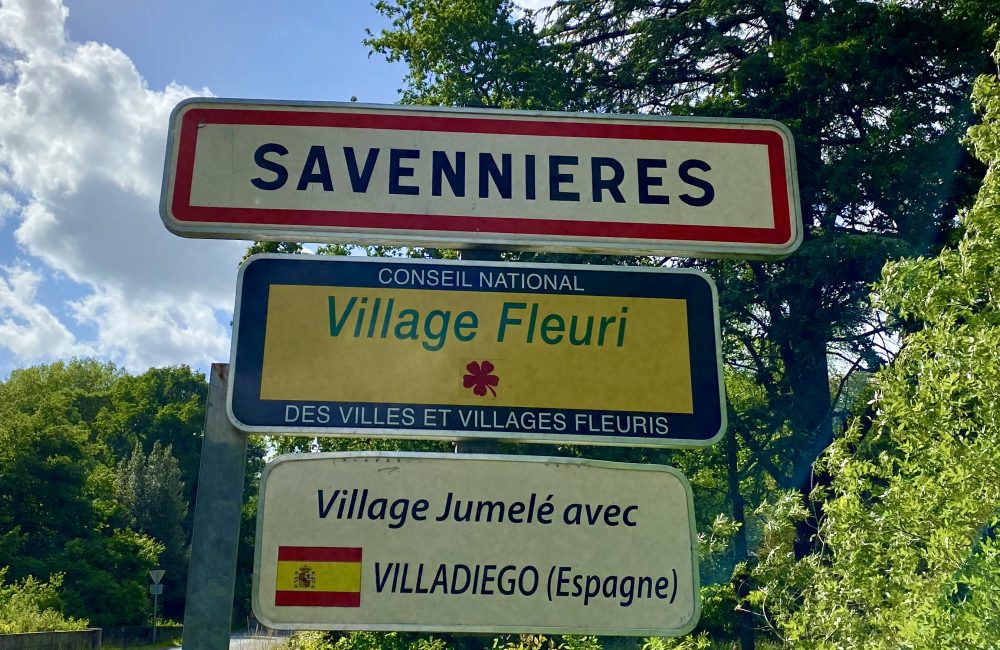 Panneau d'entrée dans le village et l'Appellation Savennières